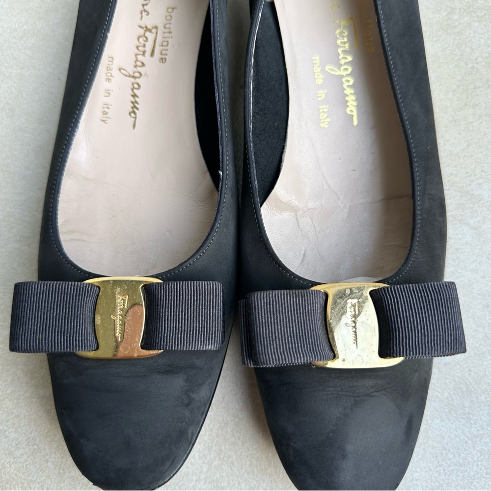 Vintage Salvatore Ferragamo Women’s Black Suede Bow Kitty Heel Pumps 11 - Picture 2 of 8